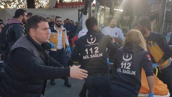 d Beşiktaş'ta halk otobüsü durağa daldı