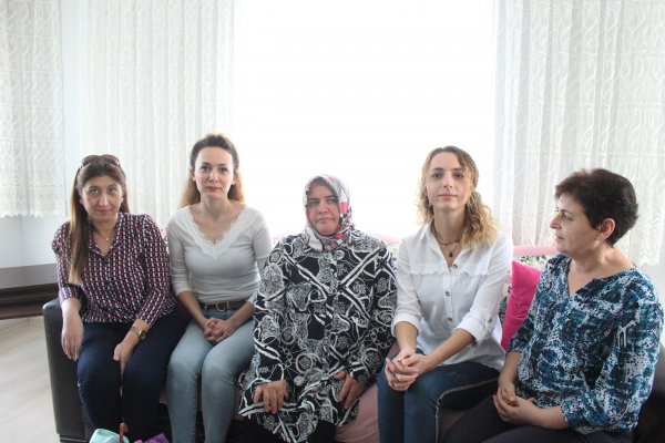 Servis bekleyen kadın eski eşi tarafından bıçaklandı