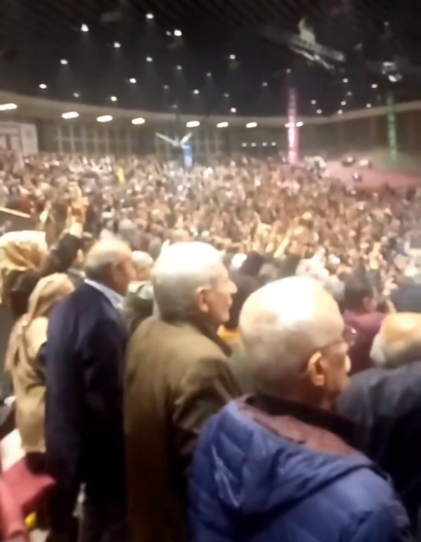 İstanbul'da HDP kongresinde teröristler için saygı duruşu