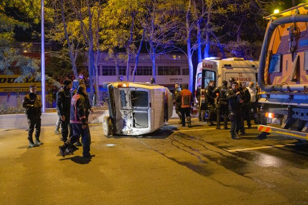Ankara'da polis aracına minibüs çarptı