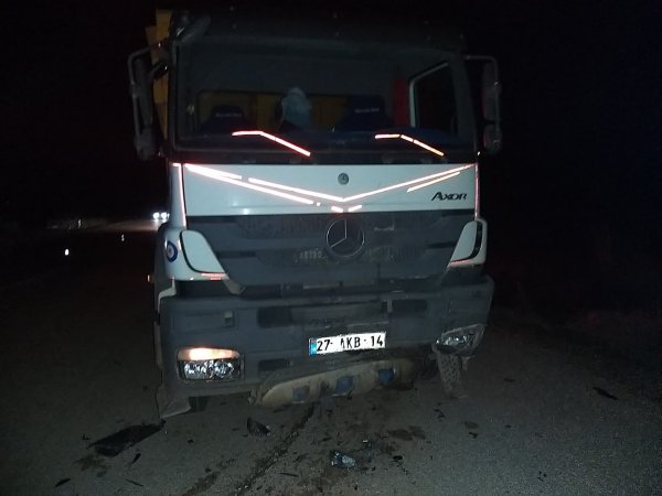 Gaziantep'te kamyonla otomobil çarpıştı: 2 ölü 1 yaralı