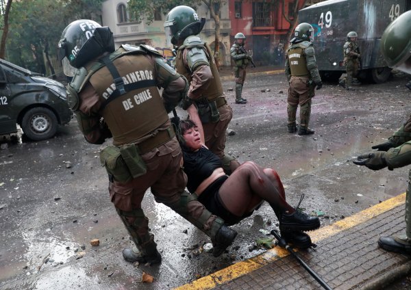 r Şili protestolarında polis şiddeti artıyor