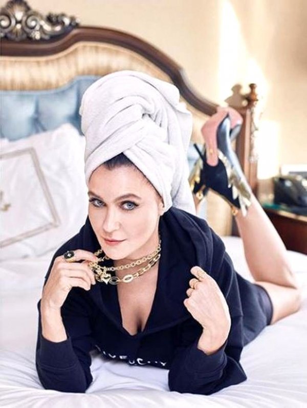 Şevval Sam'dan yatak pozu