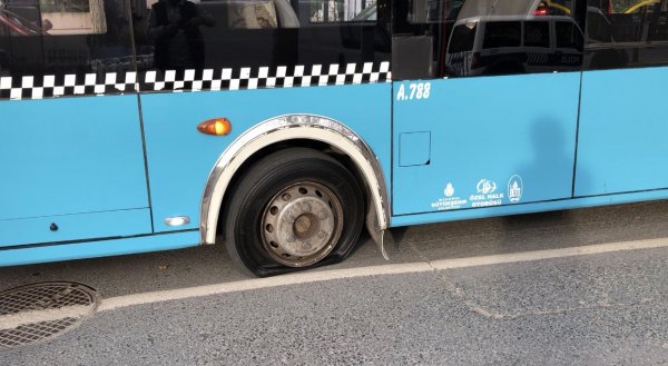 i Lastik patladı, anne ve oğlu şoförle birbirine girdi