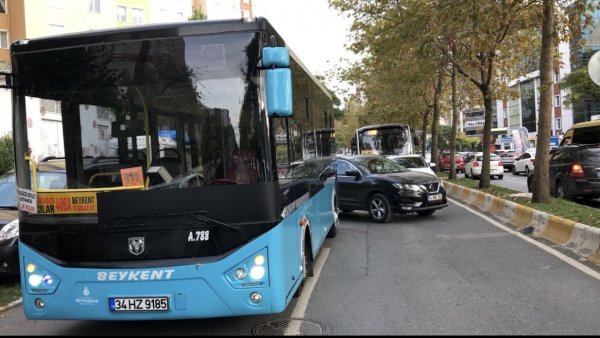 i Lastik patladı, anne ve oğlu şoförle birbirine girdi