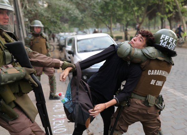 r Şili protestolarında polis şiddeti artıyor