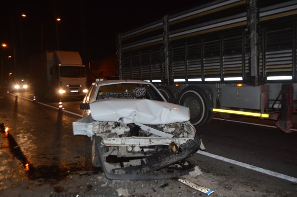 i Kütahya'da otomobil ile kamyon çarpıştı