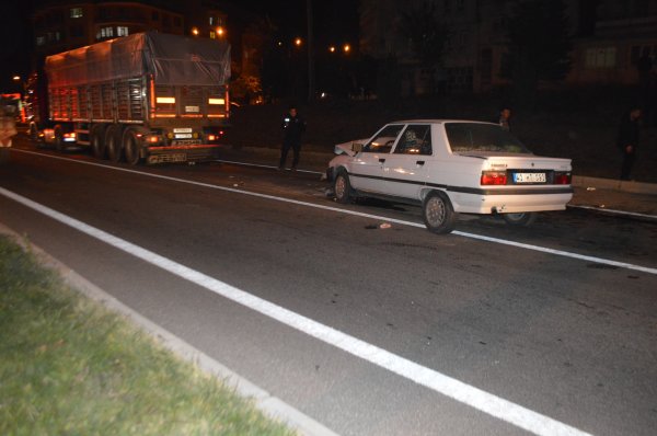 i Kütahya'da otomobil ile kamyon çarpıştı