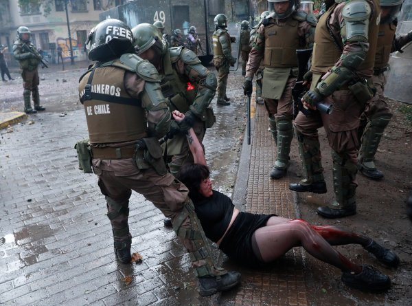 r Şili protestolarında polis şiddeti artıyor