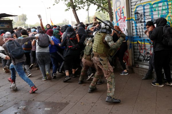 r Şili protestolarında polis şiddeti artıyor
