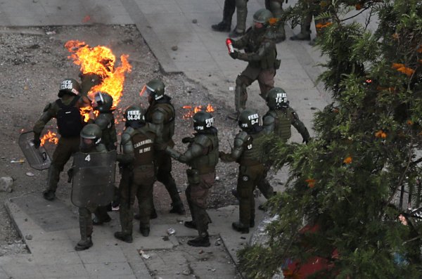 r Şili protestolarında polis şiddeti artıyor
