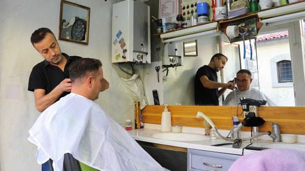 Baba ile oğlu, yan yana berber dükkanı açtı