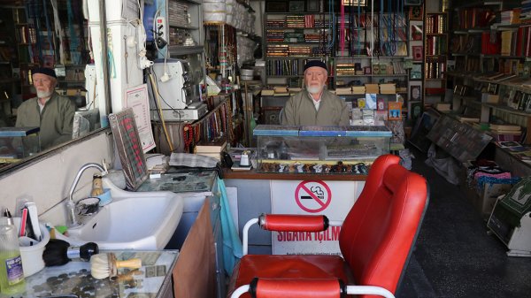 Baba ile oğlu, yan yana berber dükkanı açtı