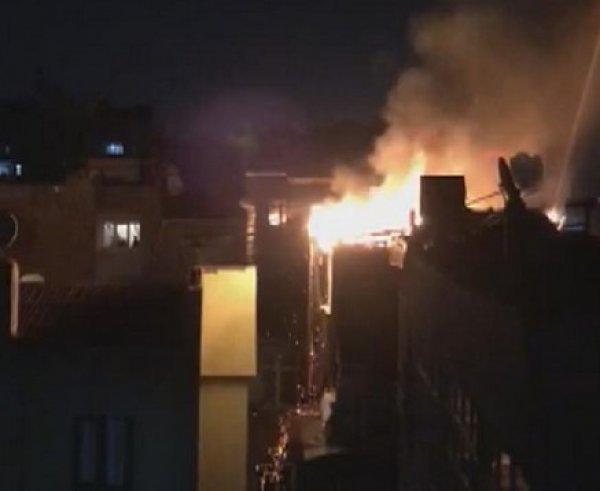 Fatih'te 6 katlı binada yangın