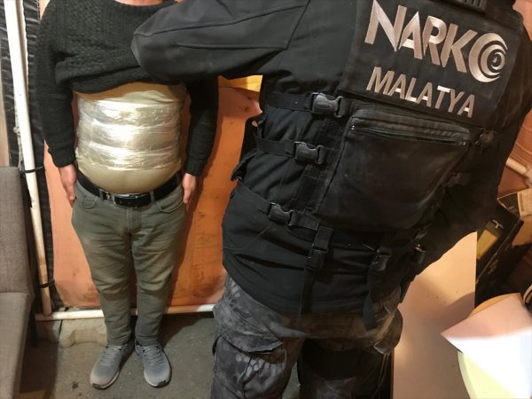 a Vücuduna sardığı 2 kilo 50 gram esrarla yakalandı