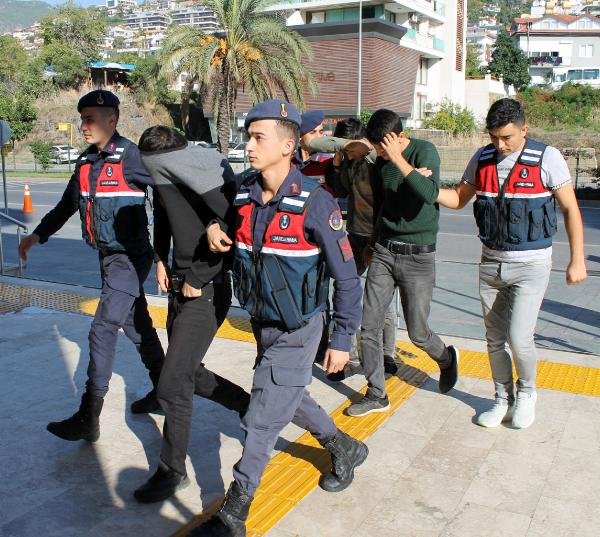 d 3 hırsız, değeri 30 bin TL olan 10 bin avokado çaldı