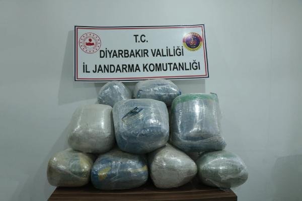 Öğrenci servisinden 176 kilo esrar çıktı