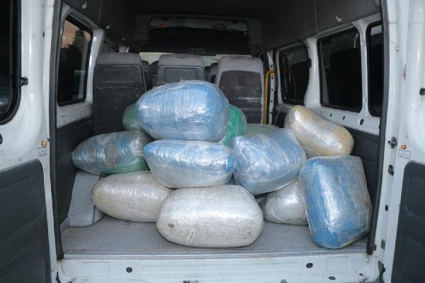 Öğrenci servisinden 176 kilo esrar çıktı