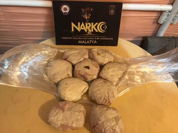 a Vücuduna sardığı 2 kilo 50 gram esrarla yakalandı