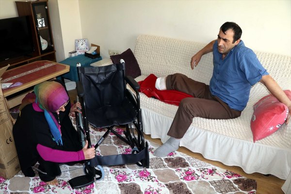 Mavi kapak toplayarak engellilerin umudu oldu