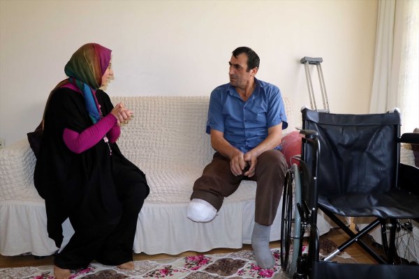 Mavi kapak toplayarak engellilerin umudu oldu