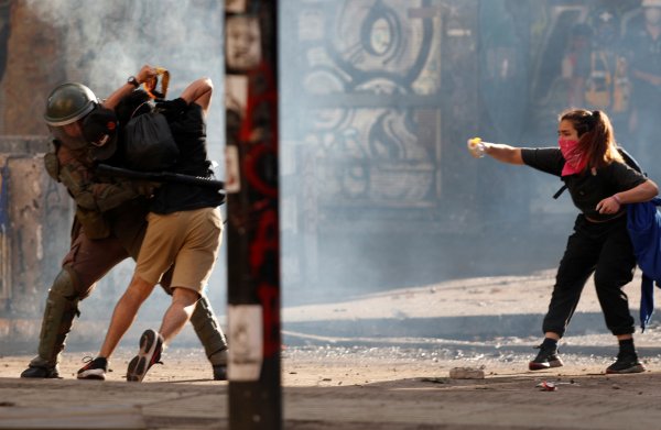 r Şili eylemcileri direniş mesajı veriyor