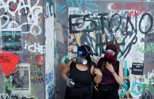 r Şili eylemcileri direniş mesajı veriyor