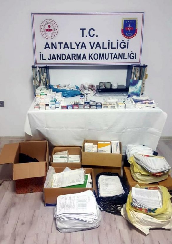 d Gözaltına alınan doktorun muayenehanesinde FETÖ kitabı