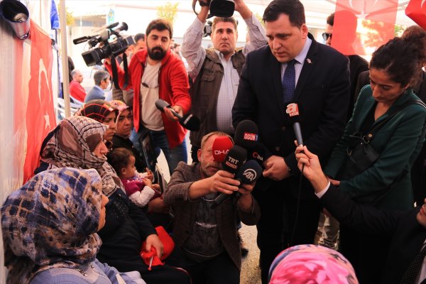 a AP üyesi Zdechovsky, Diyarbakır annelerine gitti