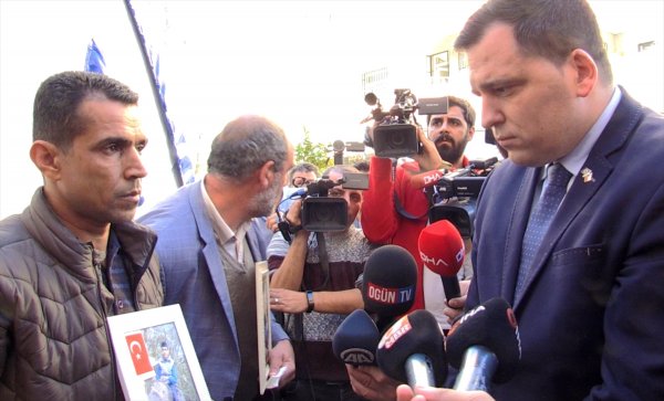 a AP üyesi Zdechovsky, Diyarbakır annelerine gitti