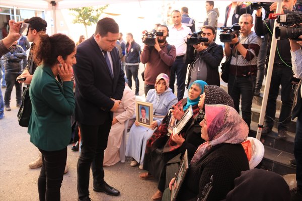 a AP üyesi Zdechovsky, Diyarbakır annelerine gitti