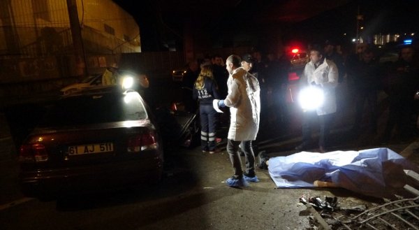 i Trabzon'da otomobil köprü ayağına çarptı: 3 ölü