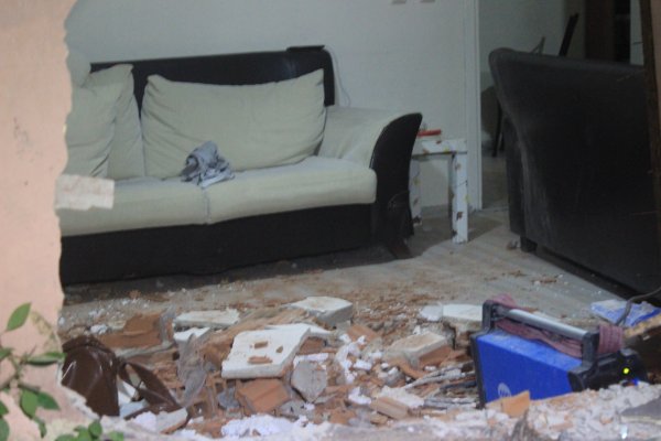 i İstanbul'da araç evin salonuna daldı