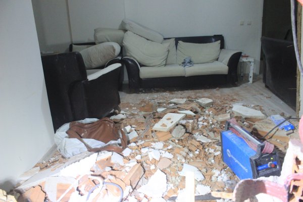 i İstanbul'da araç evin salonuna daldı