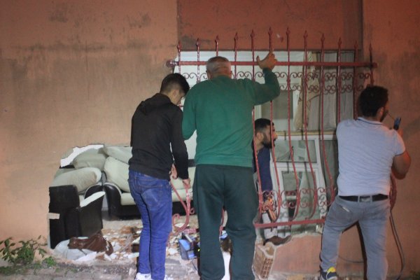 i İstanbul'da araç evin salonuna daldı