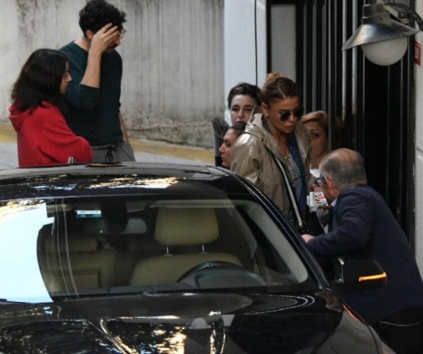 Gülben Ergen magazin muhabirlerinden kaçamadı