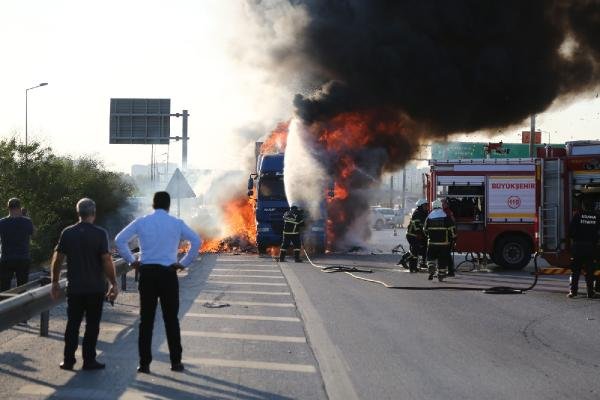 d Adana'da oyuncak yüklü tır otoyolda yandı