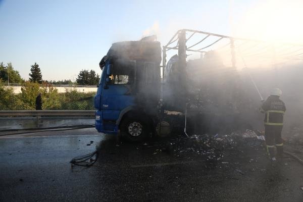 d Adana'da oyuncak yüklü tır otoyolda yandı