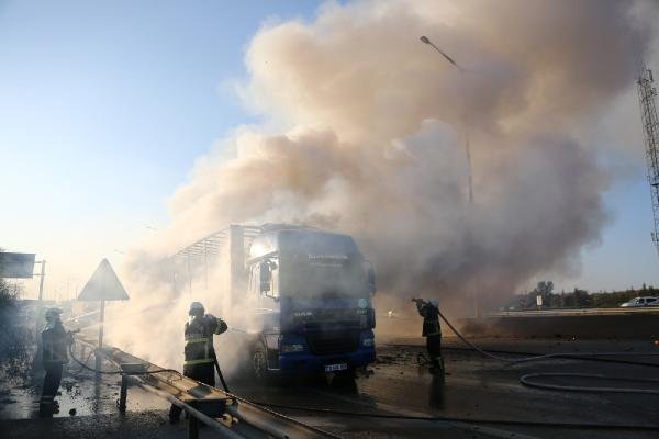 d Adana'da oyuncak yüklü tır otoyolda yandı