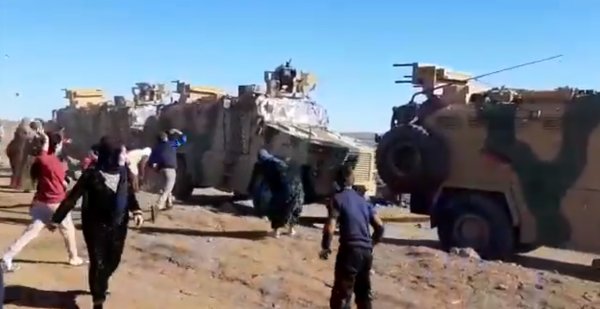 YPG'liler Türk askerini taşladı