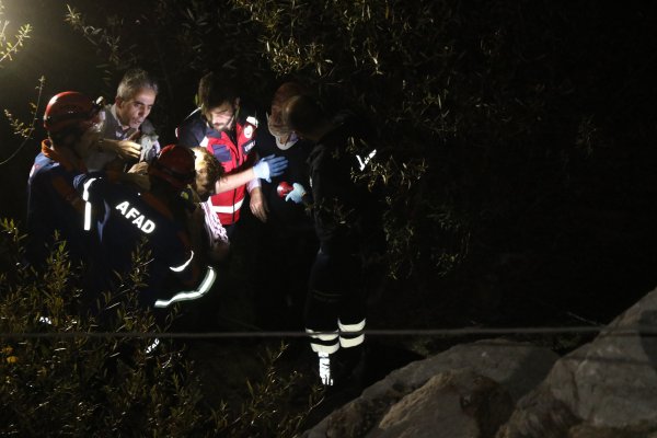 i Karabük'te kontrolden çıkan araç ırmağa devrildi