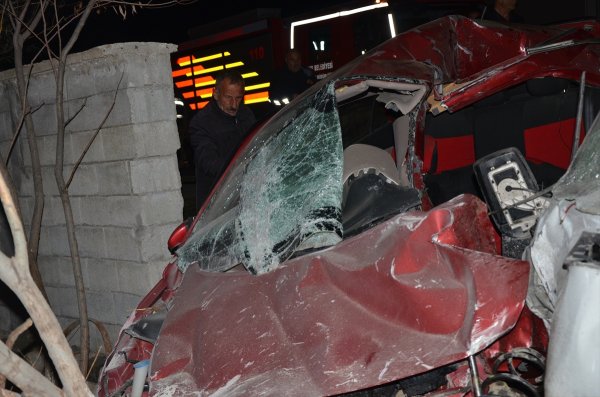 a Muş'ta trafik kazasında 2 kişi öldü, 3 kişi yaralandı