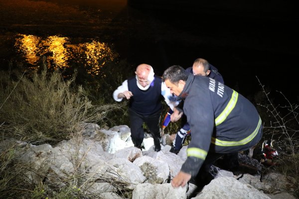 i Karabük'te kontrolden çıkan araç ırmağa devrildi