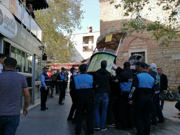 i Gebze'de vatandaşlar zabıta ekiplerine tepki gösterdi