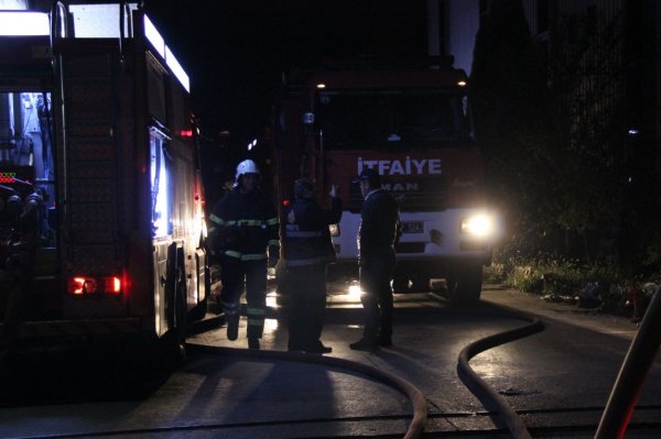 Kocaeli'de geri dönüşüm fabrikası yandı