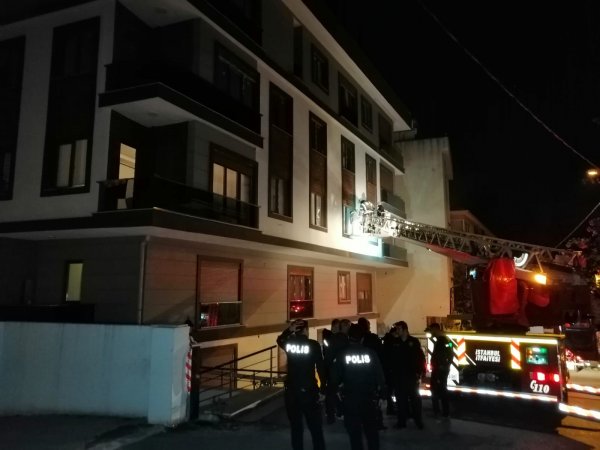 i Kapalı otoparkta çıkan yangında binadakiler çatıya çıktı