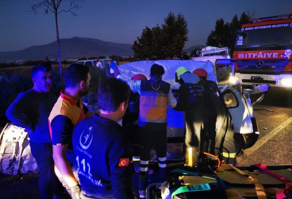 i Denizli'de takla atan araç başka araca çarptı