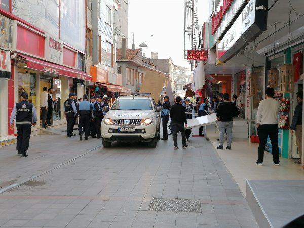 i Gebze'de vatandaşlar zabıta ekiplerine tepki gösterdi
