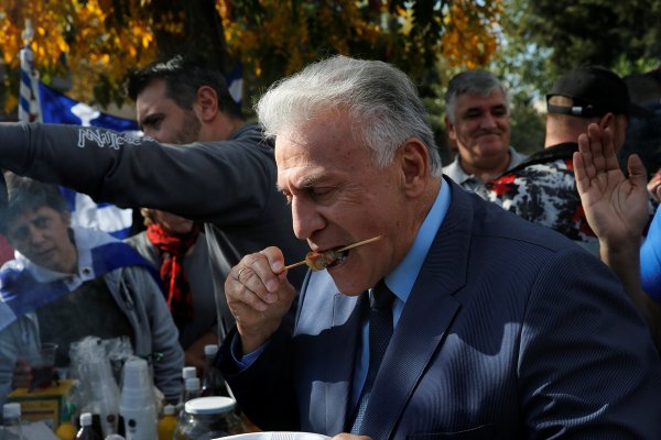 Yunanistan'dan göçmenlere karşı domuz etli protesto