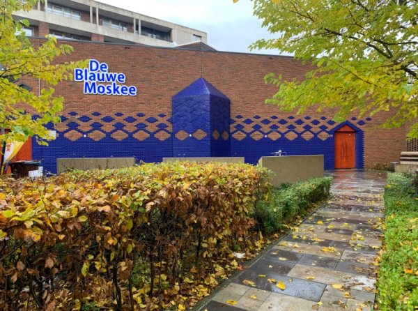 i Amsterdam’da ilk ezan sabote edildi